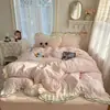 Conjunto de quatro peças estilo princesa em veludo de leite bordado com renda de camada dupla, apresentando uma capa de edredom espessa em fleece de coral, lençóis quentes e lençóis com elástico para outono e inverno