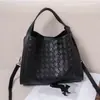 Bolsa de Mão Cesta de Vegetais de Couro Bovino Trançado Design de Nicho Outono e Inverno Feminino Bolsa Transversal de Alta Qualidade Bolsa Tote de Couro Genuíno Estilo Balde