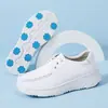 Zapatos de enfermera para mujer de nuevo estilo, adecuados para todas las estaciones, con suelas gruesas, cierre de velcro, suelas suaves, ligeros, transpirables, cómodos para el trabajo, zapatos médicos blancos