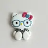 Nuevos Accesorios de Gato Kt con Gafas y Postura Sentada Pasador DIY Adorno para el Cabello Funda para Teléfono Celular Zuecos con Decoración de Pegamento de Crema