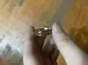 Design de Corda de Guitarra Acústica com Barril Inlaid Shengxi Transfronteiriço Anel Retrô 6mm Ouro Rosa Anel de Fio de Aço com Textura de Madeira de Três Fendas