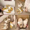 Sin adornos innecesarios, cosidas firmemente y cómodas para usar durante largos períodos: estas son las pantuflas de moda, populares y elegantes para mujer, perfectas para un look fresco y colegial en 2026