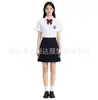Conjunto de uniforme escolar estilo faculdade, incluindo uma camisa branca, saia plissada e gravata, adequado para alunos do ensino fundamental II e médio, e para uso em apresentações corais em larga escala.