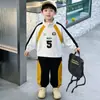 Conjunto Esportivo Primavera e Outono para Meninos 2026 Novo Moletom Esportivo Infantil Conjunto de Duas Peças Bebê Estilo Coreano Bonito Estilo de Rua Tendência
