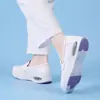Sapatos de enfermagem com amortecimento a ar e solado grosso, respiráveis e perfurados para ventilação, com solas antiderrapantes, projetados para uso por profissionais de saúde que ficam em pé por longos períodos, e com design slip-on para calçar facilmente.