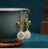 Pendientes Cheongsam Hanfu fríos que conservan el color, chapados en oro, estilo de moda nacional llenos de bendiciones, imitación de jade Hetian, hebilla de paz, pendientes vintage