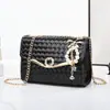 Venta Directa de Fábrica Bolsos para Mujer 2026 Nuevo Modelo Bolso Pequeño Cuadrado de Hombro Cruzado Moda Versátil Cadena Tejida Cuero Brillante Bolso para Mujer