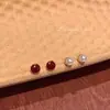 Exquisitos y delicados pendientes pequeños de frijol rojo para mujer, estilo coreano, otoño/invierno, diseño de nicho, simples y versátiles, un juego de cuatro pendientes adecuados para todas las ocasiones