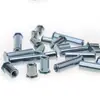 Fabricantes fornecem coluna de porca de rebite sextavada de zinco azul e branco, pino de rebite de furo cego plano, coluna de porca de rebite, peças de rebite