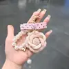 Colgante de Tela Camelia Estilo Suave Estilo Coreano con Puntos Pequeños, Lazo y Cadena de Perlas Llavero Accesorio para Bolso