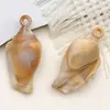 Colgantes de acrílico beige con forma de concha y caracola, ideales para manualidades. Accesorios para pulseras y collares.