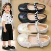 Sapatos Pequenos de Couro para Meninas 2026 Nova Coleção Primavera e Outono Sola Macia Sapatos de Princesa da Moda Versáteis Pérolas Mary Jane Flats