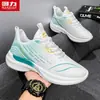Zapatillas Warrior para hombre, nuevo modelo de otoño 2026, zapatos de viaje transpirables de punto flyknit con suela blanda, zapatillas para correr al aire libre, zapatos casuales