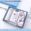 Set de regalo personalizado que incluye un termo, una laptop, una batería externa y un paraguas, con el logotipo de una empresa, adecuado para eventos de negocios y como regalo práctico