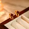 Fivelas de Brinco de Zircônia Microcravejada Vermelha de Trevo de Quatro Folhas Francês Fivelas de Brinco de Luxo Leve Design de Nicho Brincos Pequenos Exquisitos Versáteis