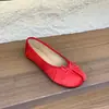 Sapatos femininos estilo francês de cetim plissado com laço e bico dividido (formato de casco de porco), novos mocassins planos slip-on da primavera de 2026