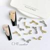 Venta al por mayor de pequeños lazos de cinta dorados y plateados para uñas, joyas en línea para celebridades, accesorios de uñas de lujo ligeros de alta calidad con incrustaciones de diamantes populares tridimensionales