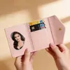 Cartera Pequeña Tipo Sobre Coreano de Alta Apariencia con Moño para Mujer 2026 Coreana Linda Corta Simple 70% de descuento Portamonedas y Tarjetas