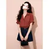 Elegante y atmosférica camisa de manga corta con cuello estilo lino, diseño relajado de corte holgado y cierre de botones único para el verano