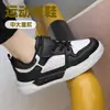 Zapatos de Skate Bajos para Niños Estilo Primavera/Otoño 2026 Zapatos Deportivos Infantiles para Niños de Edad Media y Mayores Parte Superior de Cuero Moderno Estilo Nuevo para Estudiantes de Primaria