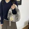 Bolsa tote de pelúcia nova para o outono 2026, uma bolsa de mão elegante e versátil para mulheres, perfeita para o uso diário