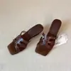 Sandalias planas de cuero suave estilo resort para mujer, con punta cuadrada y tacón grueso, modelo de verano nuevo con tira de hebilla, sandalias elegantes y cómodas que no cansan los pies
