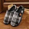 Chinelos de Algodão Masculinos para Casa de Inverno, Chinelos de Algodão Masculinos Antiderrapantes com Solado Grosso, Chinelos Peludos Quentes, Venda por Atacado de Inverno