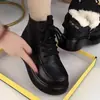 Botas de neve de couro macio, botas femininas de algodão, novo estilo de inverno 2026, forradas com fleece e espessadas para aquecimento, botas Martin, botas curtas, sapatos de algodão antiderrapantes