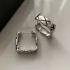 Argolas de Orelha Metálicas com Padrão de Diamante Largas 2026 Novo Estilo Popular Brincos de Alta Qualidade Argolas de Luxo Leve para Mulheres no Estilo Chanel