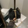 Bolso bandolera ligero de lujo con cadena exquisita y portátil para mujer, diseño de nicho, estilo extranjero, con correa de textura de alta gama.