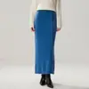 Nova coleção outono e inverno: uma saia de comprimento até o joelho, justa ao corpo, que valoriza a silhueta, moderna, feita de cashmere grosso, tricotado com sete agulhas em fio duplo, com botões decorativos