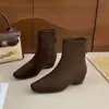 A linha de montagem produziu estas botas e elas venderam como água! Versátil, quente