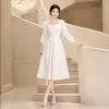 Vestido Blanco de Manga Larga con Cuello Cuadrado Francés y Cuerpo Fruncido Falda de Línea A de Longitud Media Elegante Sencillo Vestido de Noche para Mujer
