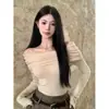 Top preto tomara que caia para mulheres feito de fio core-spun, com um design único tomara que caia, caimento justo e estilo elegante, combinado com um top de malha de manga longa
