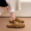 Mules de mujer con hebilla metálica estilo Birkenstock, nueva colección otoño 2026, piel de ante, diseño de punta cerrada, estilo casual y retro, perfectos para llevar al aire libre