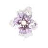 Broche tridimensional con microincrustaciones de circonitas, elegante y atmosférico, con perlas naturales de agua dulce, de cuatro colores.