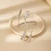 Pulsera Abierta Multicapa de Flores y Hojas Personalizada para Mujer, Brazalete Metálico Estilo Ins con Diamantes, Pulsera Ajustable y de Alta Gama