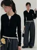 Diseño único, estilo nicho, camisa base de punto ajustada tipo dos piezas falsas para mujer, nuevo top negro para capas de principios de otoño con cuello redondo