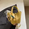 Bolsa cesta com padrão de lichia fresca transfronteiriça, bolsa balde simples para o dia a dia, bolsa de mão versátil de grande capacidade, bolsa de ombro e transversal