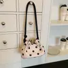 Las populares bolsas de lunares de este año 2026 verano nueva moda bolso cruzado para dama bolso de mano bolso de hombro de alta gama