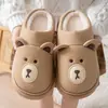 Pantuflas de algodón para mujer, nuevo estilo otoño/invierno 2026, con un lindo diseño de oso, adecuadas para uso en interiores, con suela antideslizante, base gruesa y forro cálido; también disponible como juego de pareja y en tallas de hombre