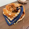 Bufanda pequeña cuadrada de terciopelo con hebilla, estilo coreano, flores, plantas, letras, a juego para otoño e invierno, artística, retro