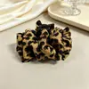 Pinza para el pelo con estampado de leopardo retro estilo coreano en forma de nube, un nuevo accesorio de otoño/invierno, versátil y elegante, diseñado para llevarse en la parte trasera de la cabeza como una pinza de tiburón