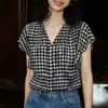 Top de Moda Elegante y Sencillo de Estilo Europeo de Gama Alta Vintage con Diseño de Puntos Negros Pequeños y Mangas Cortas Volantes, Cuello en V