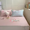 Nuevo juego de tres piezas de verano con diseño de dibujos animados lindo, alfombrilla refrigerante de frijol de hielo, alfombrilla de tacto frío de seda de hielo suave y almohada de forma única.