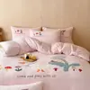 Fofo estilo infantil outono e inverno espessado estilo creme leite velo quatro peças conjunto quente pequeno urso bordado desenho animado dupla face velo roupa de cama