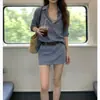 Moda de verano 2026: atuendos juveniles y femeninos, con camisas de cuello liso y faldas cortas, un conjunto de ropa de verano para mujer