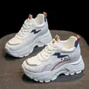 Zapatos de mujer populares y lindos 2026 nuevo modelo que aumentan la altura suela gruesa versátiles antideslizantes zapatillas casuales para mujeres menudas