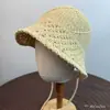 Sombrero de Pescador Calado Tejido a Mano, Estilo Vacaciones Perezosas Estilo Francés, Sombrero de Sol Transpirable con Ranura Trasera y Correa, Sombrero de Cubo Versátil