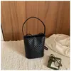 Bolsa Saco de Textura Trançada de Rede de Alto Padrão Nova Moda Feminina Versátil Super Quente Bolsa de Ombro Único Elegante Transversal Bolsa Tendência